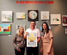 Reconhecimento internacional: desenhos de alunos do Centro Juvenil de Artes Plásticas ilustram calendário tcheco. Foto: Anderson Tozato/SEEC