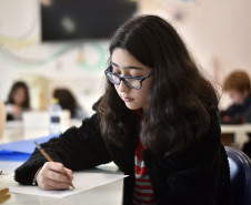 Camila Murakami faz exercício de desenho em aula no Centro Juvenil de Artes Plásticas.