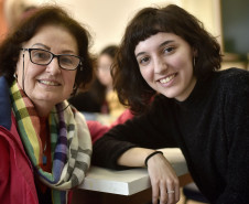 A professora Lurdinha Paglia e a ex-aluna do curso de Desenho do CJAP, Luiza Urban.