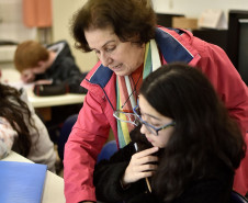 A professora Lurdinha Paglia orienta a aluna Camila Murakami durante aula de Desenho no CJAP.