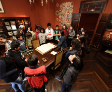 O Museu Paranaense oferece visita guiada para o público de 7 a 10 anos. 
