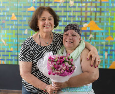 A professora Lurdinha Paglia e Alessandra do Rocio Andrade na abertura da exposição no Centro Juvenil de Artes.