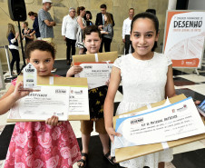 Os vencedores da Categoria Infantil recebem certificado, troféu e premiação. Da esquerda para a direita, Manuela Linck Rauber, Miguel Taborda Ribas Leocardio e Kathellen Juliane Gonçalves da Silva. Curitiba, 12 de novembro de 2019. 