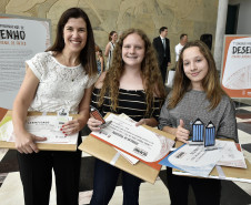 Os vencedores da Categoria Juvenil recebem certificado, troféu e premiação. Da esquerda para a direita, representante de Tales Michelena Munhoz, Vitória Regina Seibt Da Cas e Maria Clara Bicalho Patzsch. Curitiba, 12 de novembro de 2019.