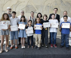 Crianças da Categoria Infantil que tiveram seus desenhos selecionados para a exposição recebem certificado de participação no Concurso de Desenho do Centro Juvenil de Artes Plásticas. Curitiba, 12 de novembro de 2019.