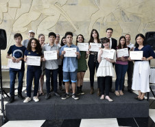 Jovens da Categoria Juvenil que tiveram seus desenhos selecionados para a exposição recebem certificado de participação no Concurso de Desenho do Centro Juvenil de Artes. Curitiba, 12 de novembro de 2019.