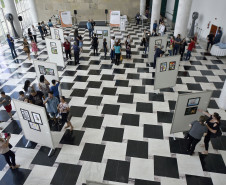 Exposição dos 40 melhores desenhos do Concurso Paranaense de Desenho no saguão de entrada do Palácio Iguaçu.