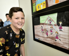 Miguel Taborda Ribas Leocardio, vencedor da categoria infantil, ao lado de sua obra na abertura da exposição do Concurso de Desenho do Centro Juvenil de Artes. Curitiba, 12 de novembro de 2019.