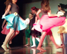 Grupo de dança da ONG Playing For Change, coreografado por Marilia Zamilian, na cena em que Yolanda recebe muitas flores de Viaro.
