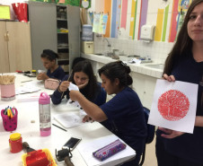 Os estudantes experimentam múltiplas linguagens artísticas durante o curso no Centro Juvenil.