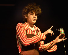 O jovem Victor Ferreira interpretou Hélio Leites.