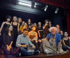 A apresentação contou com a presença ilustre do artista homenageado Hélio Leites, na foto junto ao diretor do CJA, Luiz Gustavo Vidal Pinto, a professora Monica Fernandes e os jovens atores.