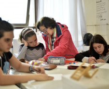 A professora Lurdinha Paglia orienta alunas do curso de Desenho.