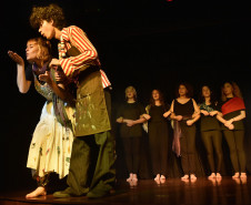 Turma juvenil do curso de teatro ensaia peça Insignificâncias em homenagem aos artistas populares Efigênia Rolim e Hélio Leites. 