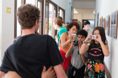 Alunos do curso de fotografia cobrindo a abertura de uma exposição no Centro Juvenil de Artes.