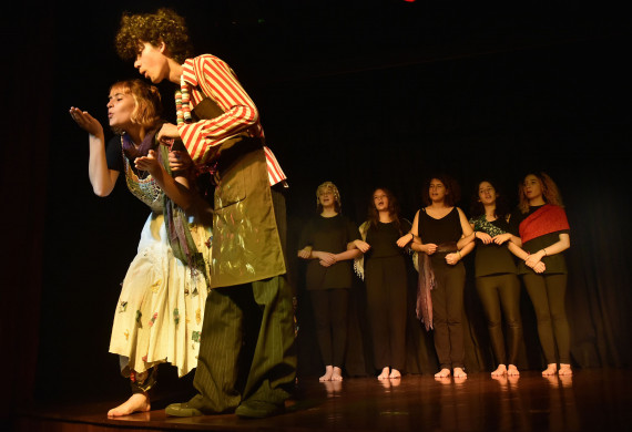 Turma juvenil do curso de teatro ensaia peça Insignificâncias em homenagem aos artistas populares Efigênia Rolim e Hélio Leites. 