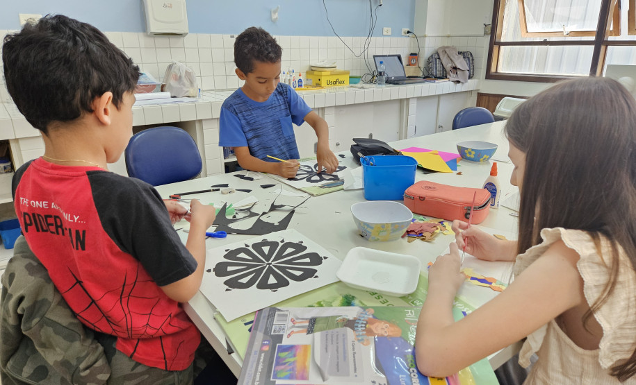 Alunos do Centro Juvenil de Artes Plásticas homenageiam Curitiba nos seus 332 anos Foto: Helena Godoy/SEEC