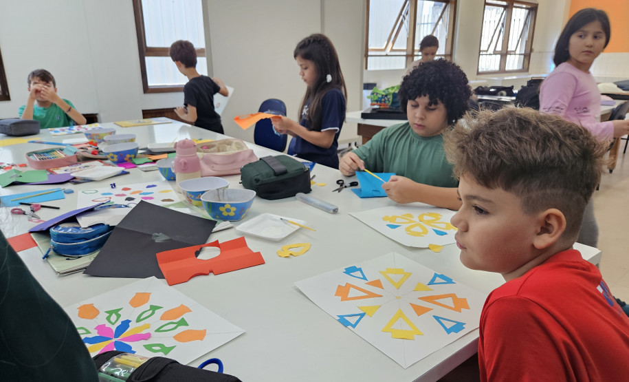 Alunos do Centro Juvenil de Artes Plásticas homenageiam Curitiba nos seus 332 anos Foto: Helena Godoy/SEEC