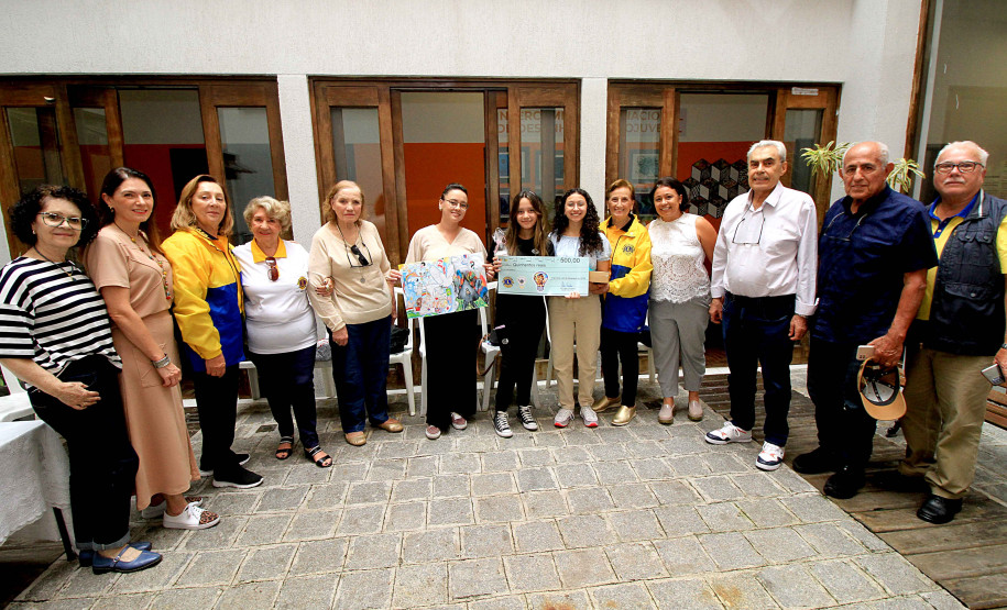 Alunas do Centro Juvenil de Artes Plásticas recebem prêmio de concurso internacional. Foto: Anderson Tozato/SEEC