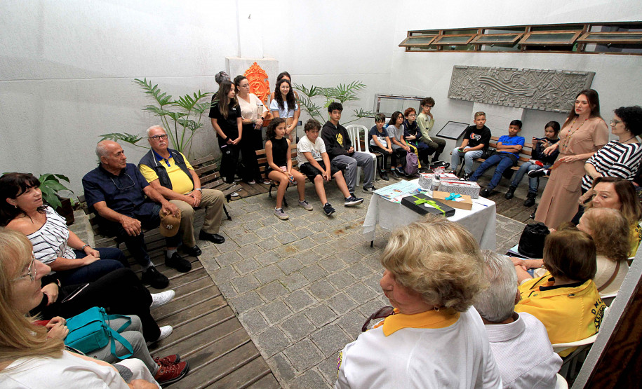 Alunas do Centro Juvenil de Artes Plásticas recebem prêmio de concurso internacional. Foto: Anderson Tozato/SEEC