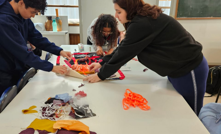 Projeto do Centro Juvenil de Artes Plásticas capacita futuros professores no ensino de artes. Foto: CJAP