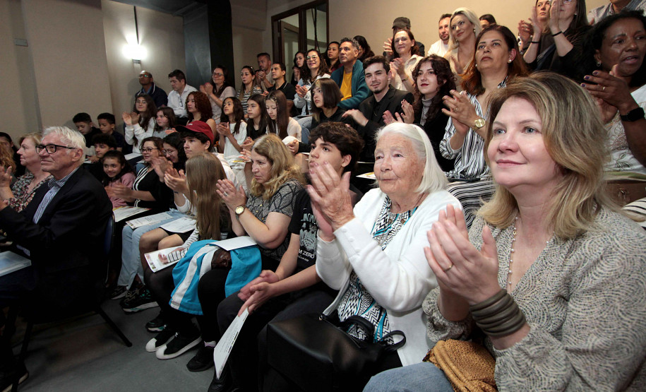Alunos do CJAP recebem certificação internacional da República Tcheca. Foto: Anderson Tozato/SEEC