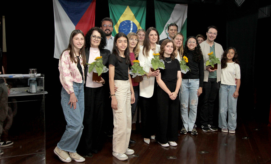Alunos do CJAP recebem certificação internacional da República Tcheca. Foto: Anderson Tozato/SEEC