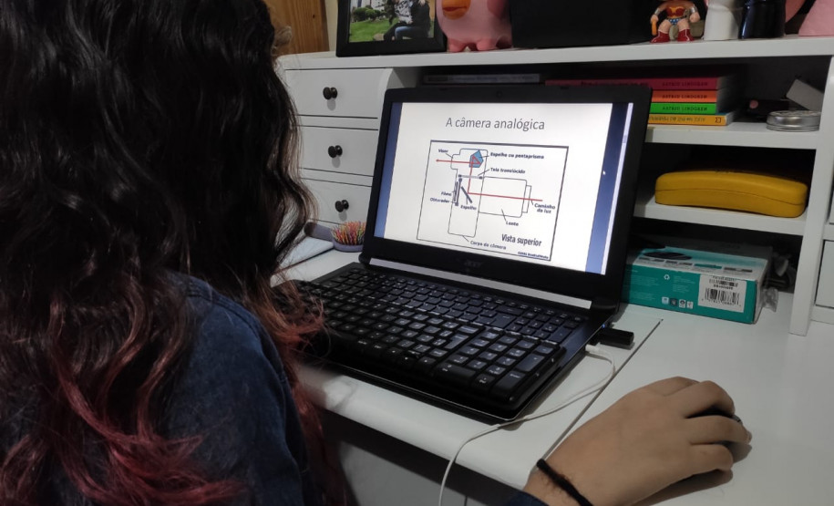 Arte como aliada da saúde mental no período de isolamento social A estudante do curso de Fotografia do CJAP, Laura Pacheco, estuda o conteúdo enviado em seu computador.