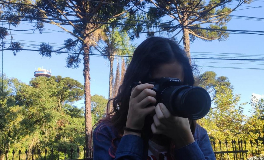 Arte como aliada da saúde mental no período de isolamento social A estudante do curso de Fotografia do CJAP, Laura Pacheco, pratica os conceitos aprendidos no quintal de casa.