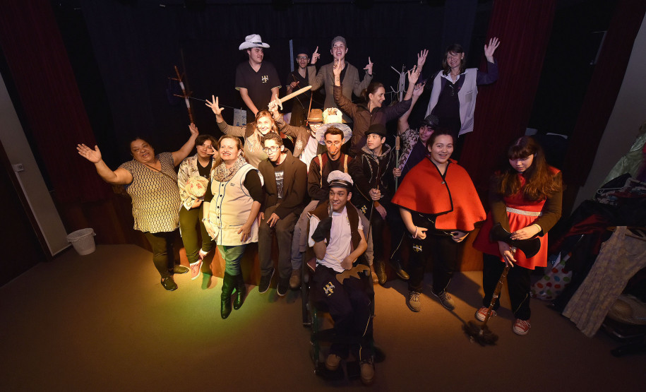 Alunos da Escola Estadual Ivone Pimentel durante circuito artístico promovido pelo Educativo do CJAP.