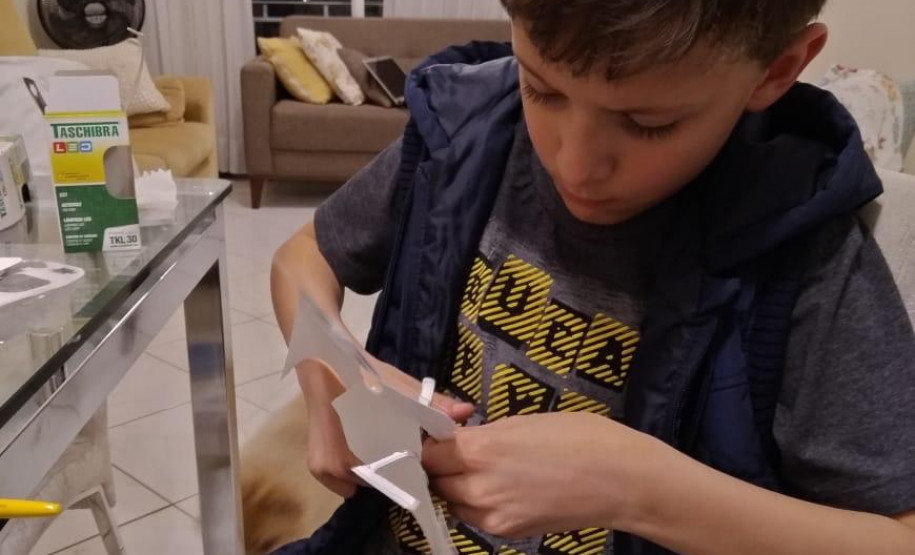 O aluno da oficina de videoarte Lucca D. Teixeira realizando uma das atividades do curso em sua casa, sob orientação feita à distância pela professora Adriana C. Dalazen Cichocki, do CJAP.