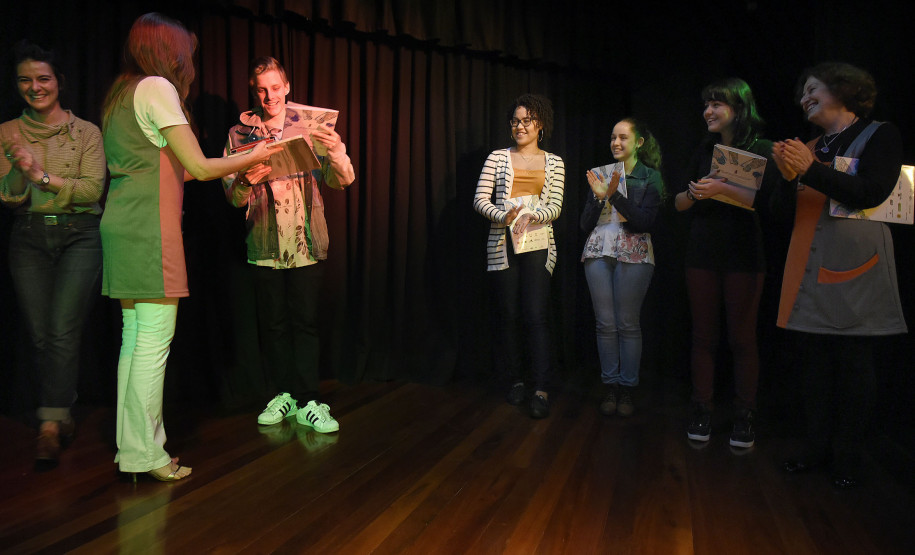 Aluno do Centro Juvenil de Artes Plásticas é premiado em Bienal na Polônia