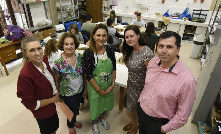 Centro Juvenil de Artes Plásticas recebe visita de cônsul-geral da República Tcheca