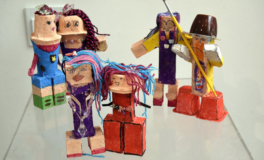 Obras produzidas pelos alunos são expostas ao longo do ano.