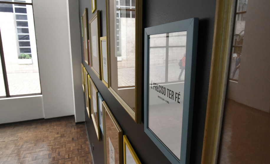 Exposição "Voz" traz gravuras e escritas de crianças e adolescentes acolhidas pela Cada do Piá I, em Curitiba.