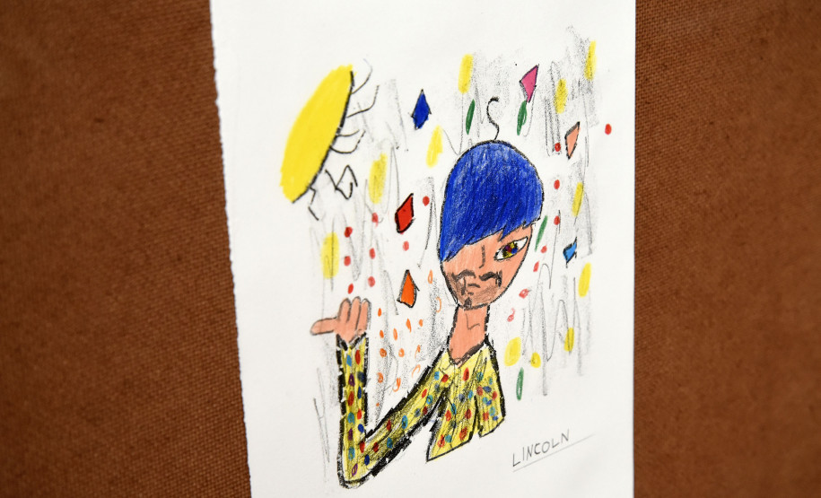 Exposição "Voz" traz gravuras e escritas de crianças e adolescentes acolhidas pela Cada do Piá I, em Curitiba.