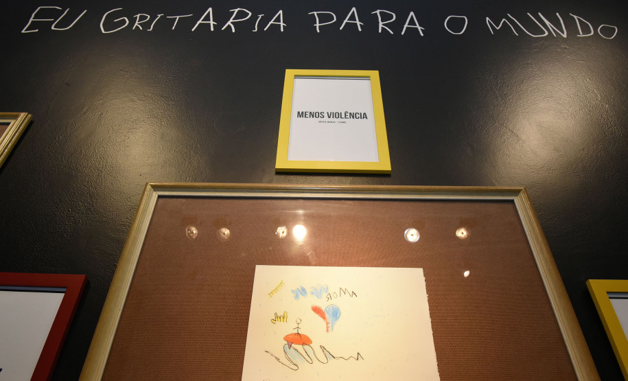 Projeto que leva arte e cultura para crianças em situação de vulnerabilidade social, o Transforme Sorrisos abre, em parceria com o Centro Juvenil de Artes Plásticas (CJAP), a exposição "Voz".