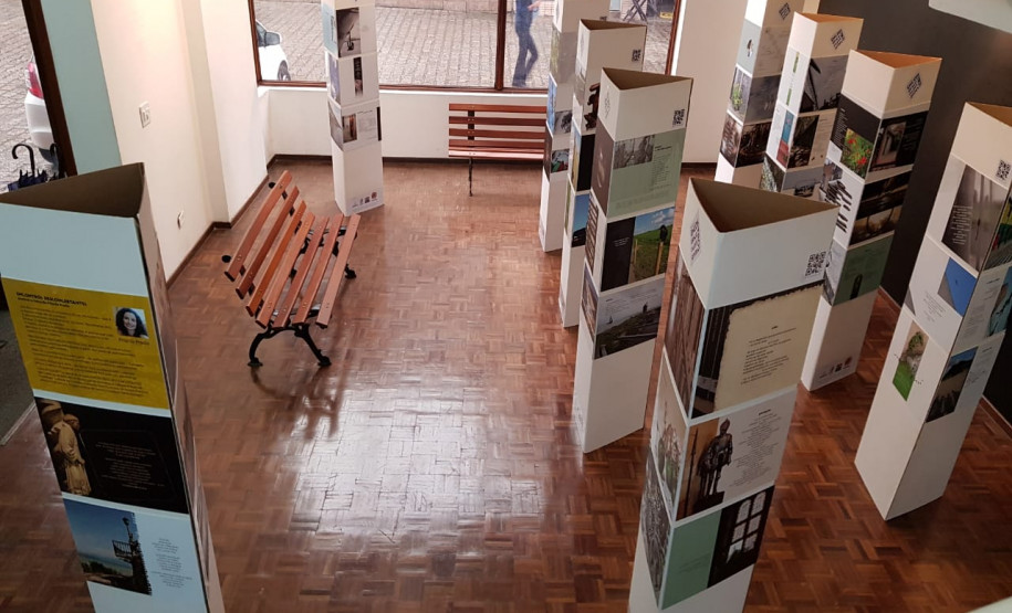 Exposição Encontros Desconcertantes "Encontros Desconcertantes" reúne poemas ilustrados de Priscila Prado e fica em exposição até 28 de junho de 2049 no hall do CJAP.