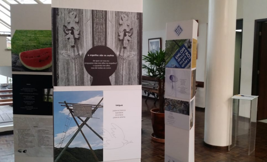 Exposição Encontros Desconcertantes "Encontros Desconcertantes" reúne poemas ilustrados de Priscila Prado e fica em exposição até 28 de junho de 2049 no hall do CJAP.