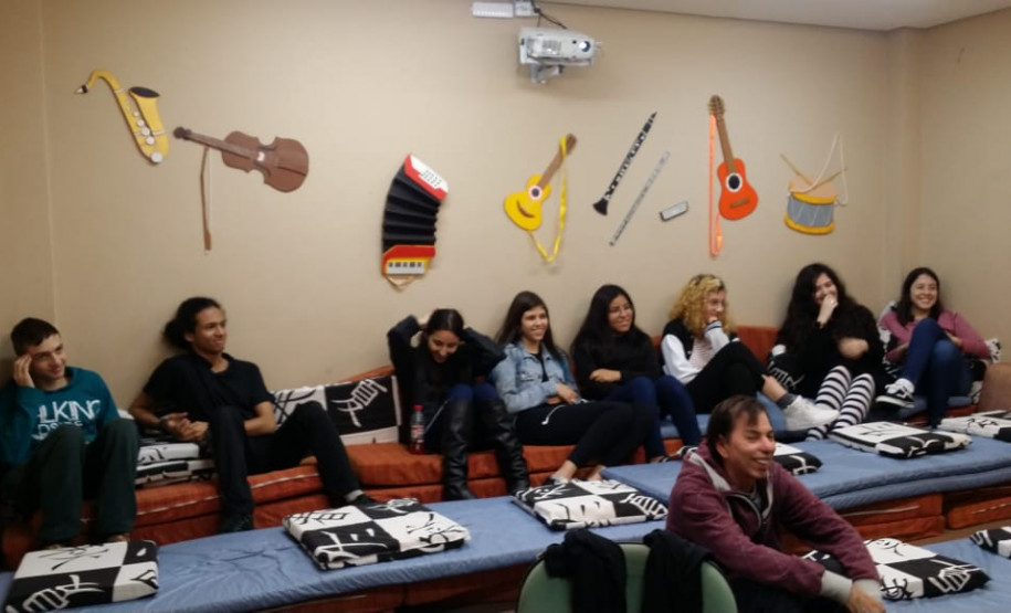 Oficina de poesia com Priscila Prado A poetiza e fotógrafa Priscila Prado conduziu uma oficina de poesia com os estudantes do CJAP nesta quarta-feira (12/06). Mais duas oficinas ocorrem no CJAP: dias 28/06 e 05/07.