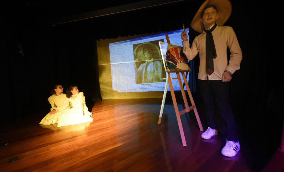 Cena da peça "Alfredo Andersen: cenas do cotidiano de um paranista norueguês".