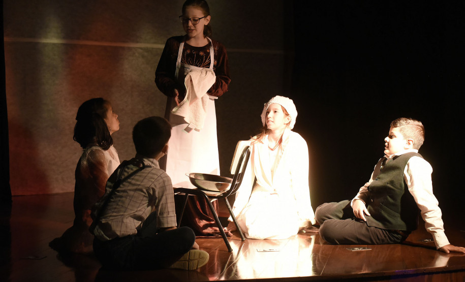 Cena da peça "Alfredo Andersen: cenas do cotidiano de um paranista norueguês".