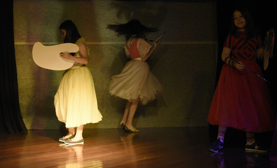 Cena da peça "Alfredo Andersen: cenas do cotidiano de um paranista norueguês".