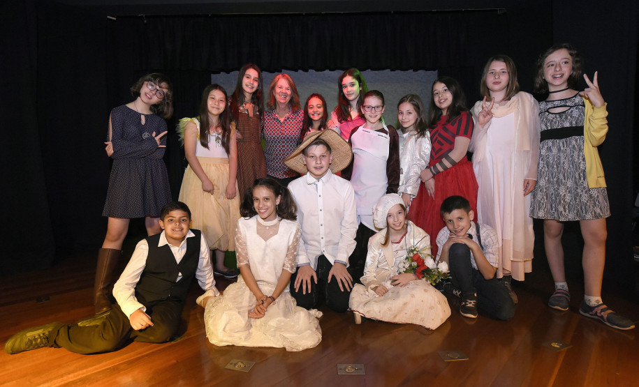 Os alunos de 8 a 14 anos do curso de teatro com a professora Magda Salete Sella.