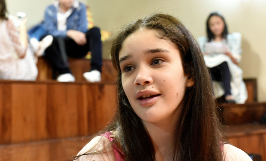 Ericka Bertol, de 13 anos, é um dos pincéis do artista, narradores da história.