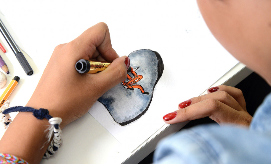 Aluna do CJAP faz obra em homenagem à Adélia Maria Woellner.