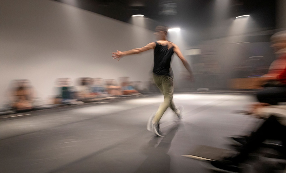 Espetáculo Vário Performance de dança e música com participação da plateia
