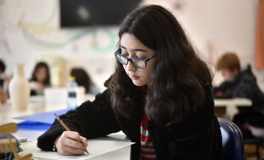 Camila Murakami faz exercício de desenho em aula no Centro Juvenil de Artes Plásticas.