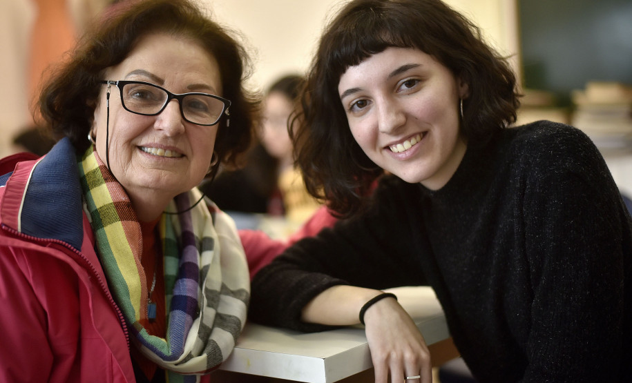 A professora Lurdinha Paglia e a ex-aluna do curso de Desenho do CJAP, Luiza Urban.