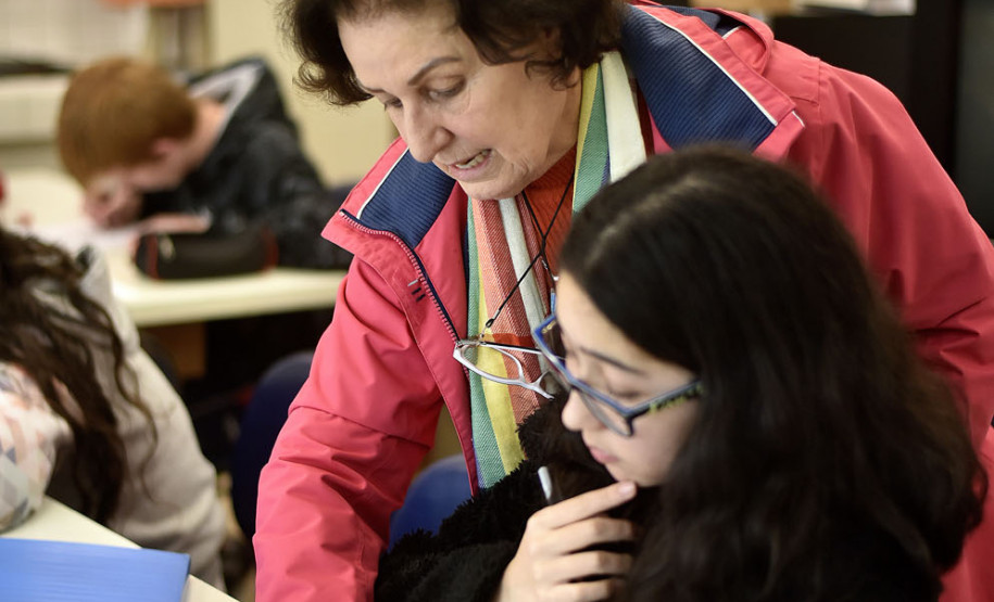 A professora Lurdinha Paglia orienta a aluna Camila Murakami durante aula de Desenho no CJAP.